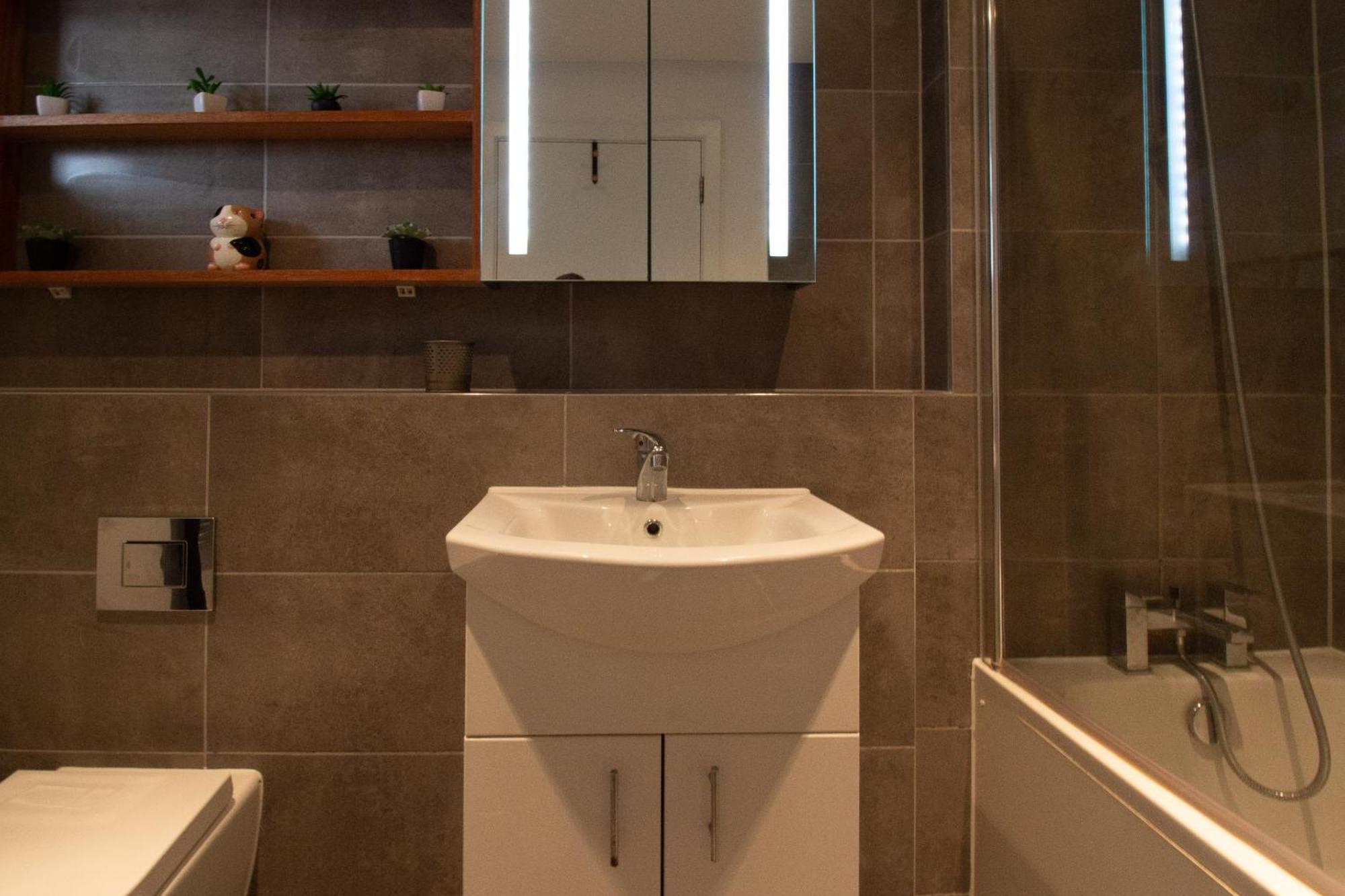 Modern 2 Bedroom @ Nine Elms Station B *