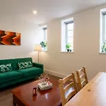Modern 2 Bedroom @ Nine Elms Station B