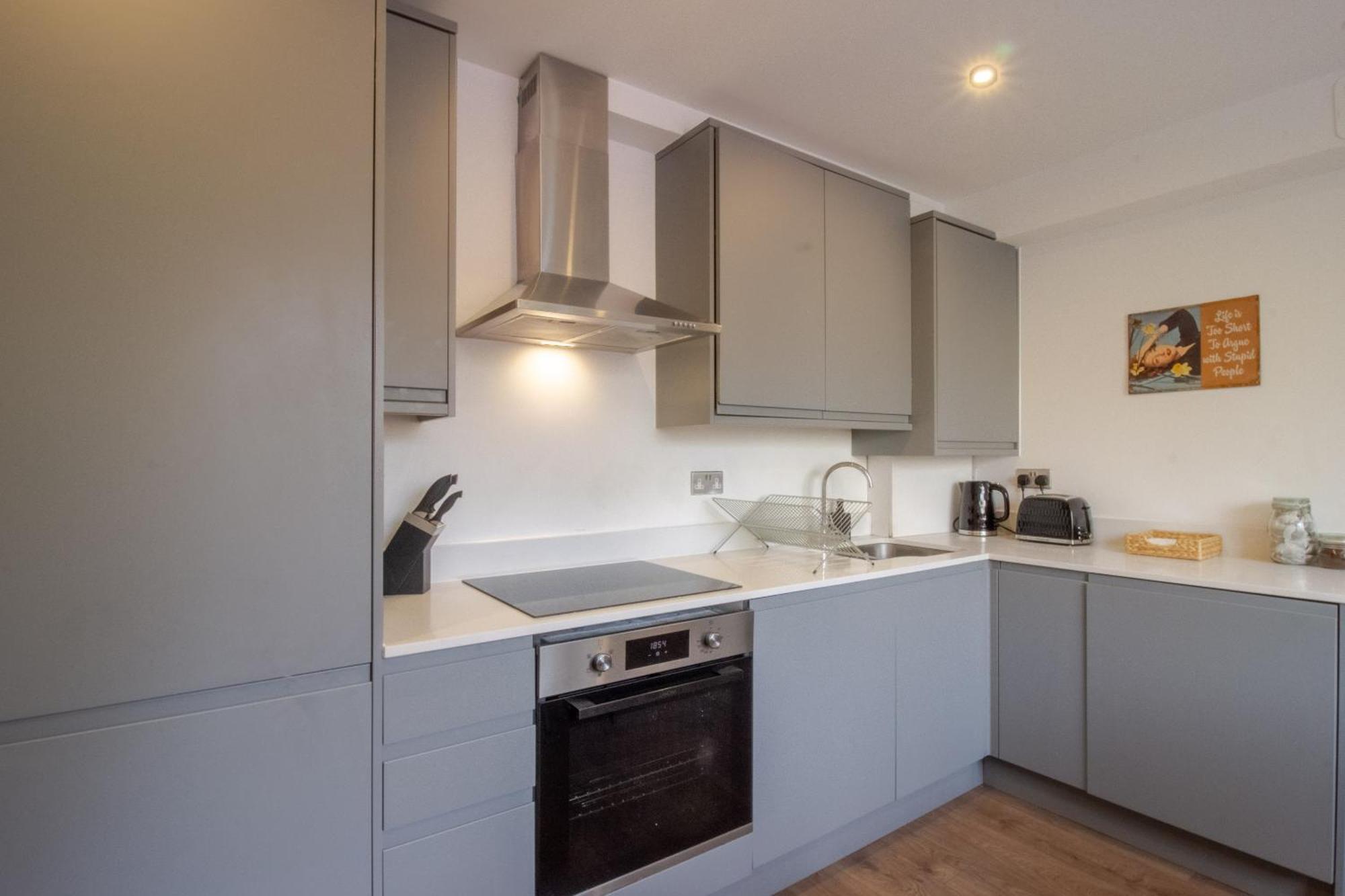 Modern 2 Bedroom @ Nine Elms Station B Apartment *
