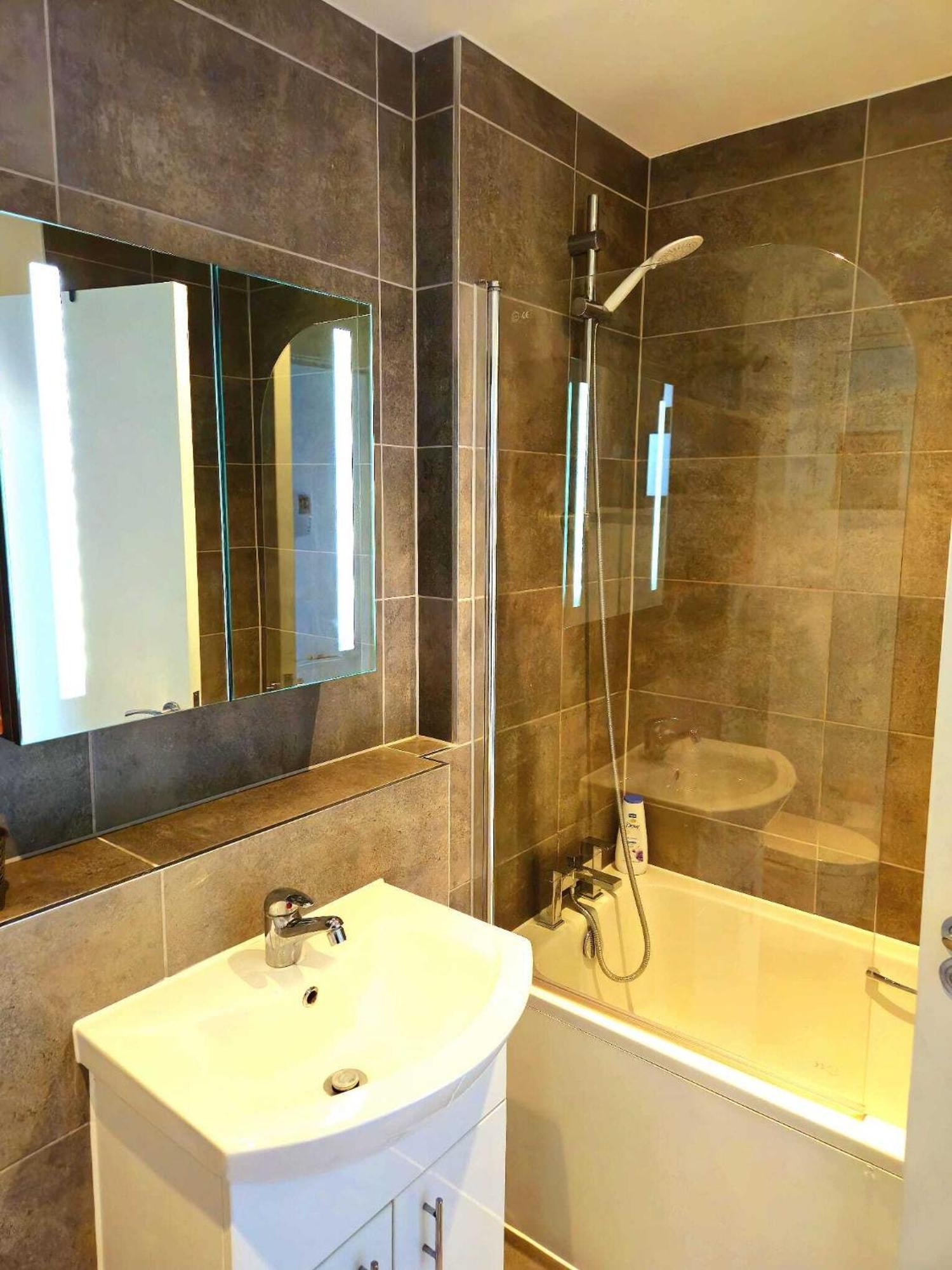 Modern 2 Bedroom @ Nine Elms Station B Apartment London