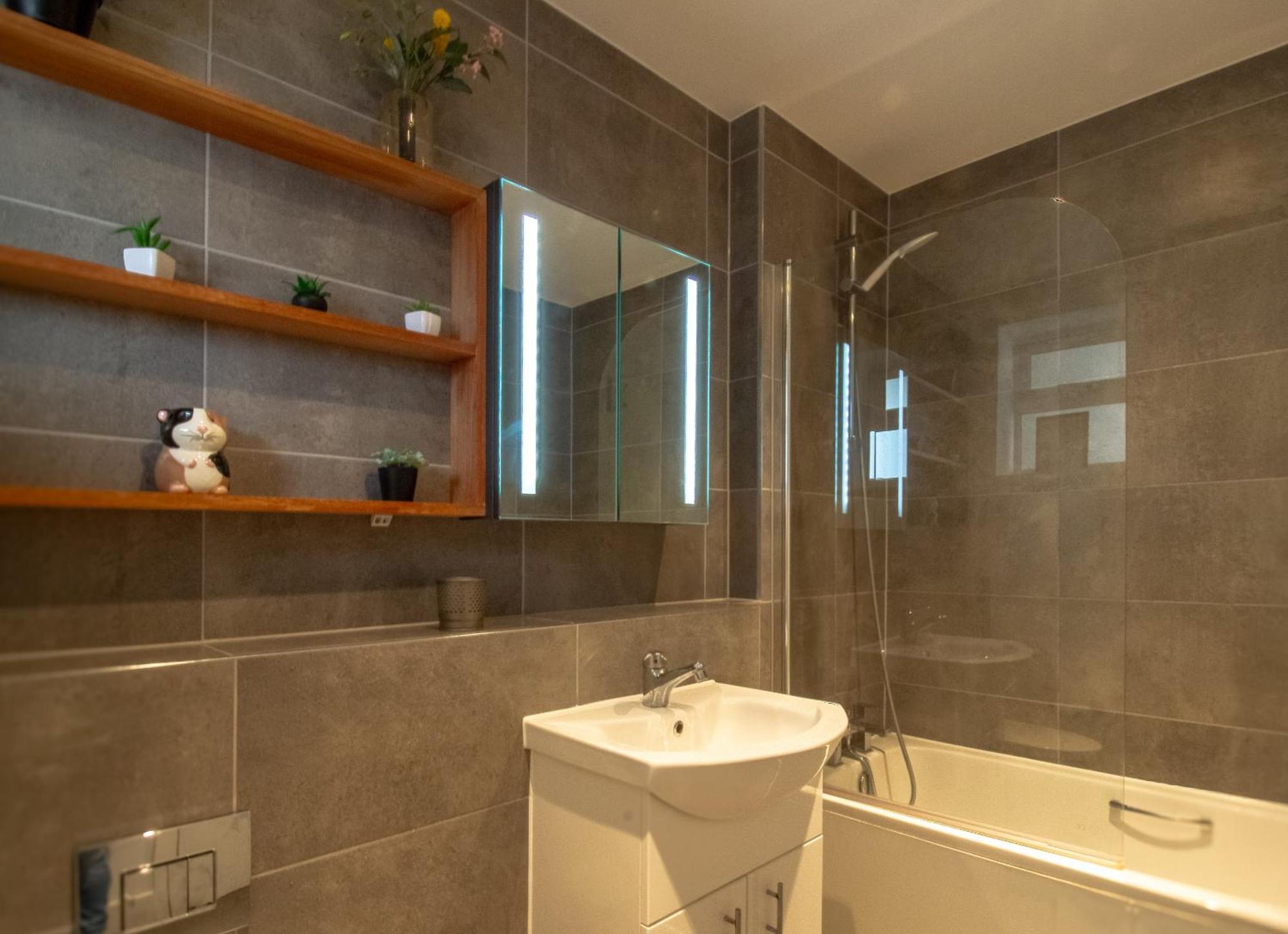 Modern 2 Bedroom @ Nine Elms Station B Apartment *