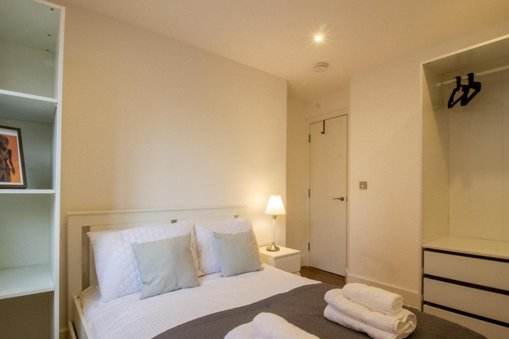 Modern 2 Bedroom @ Nine Elms Station B Apartment