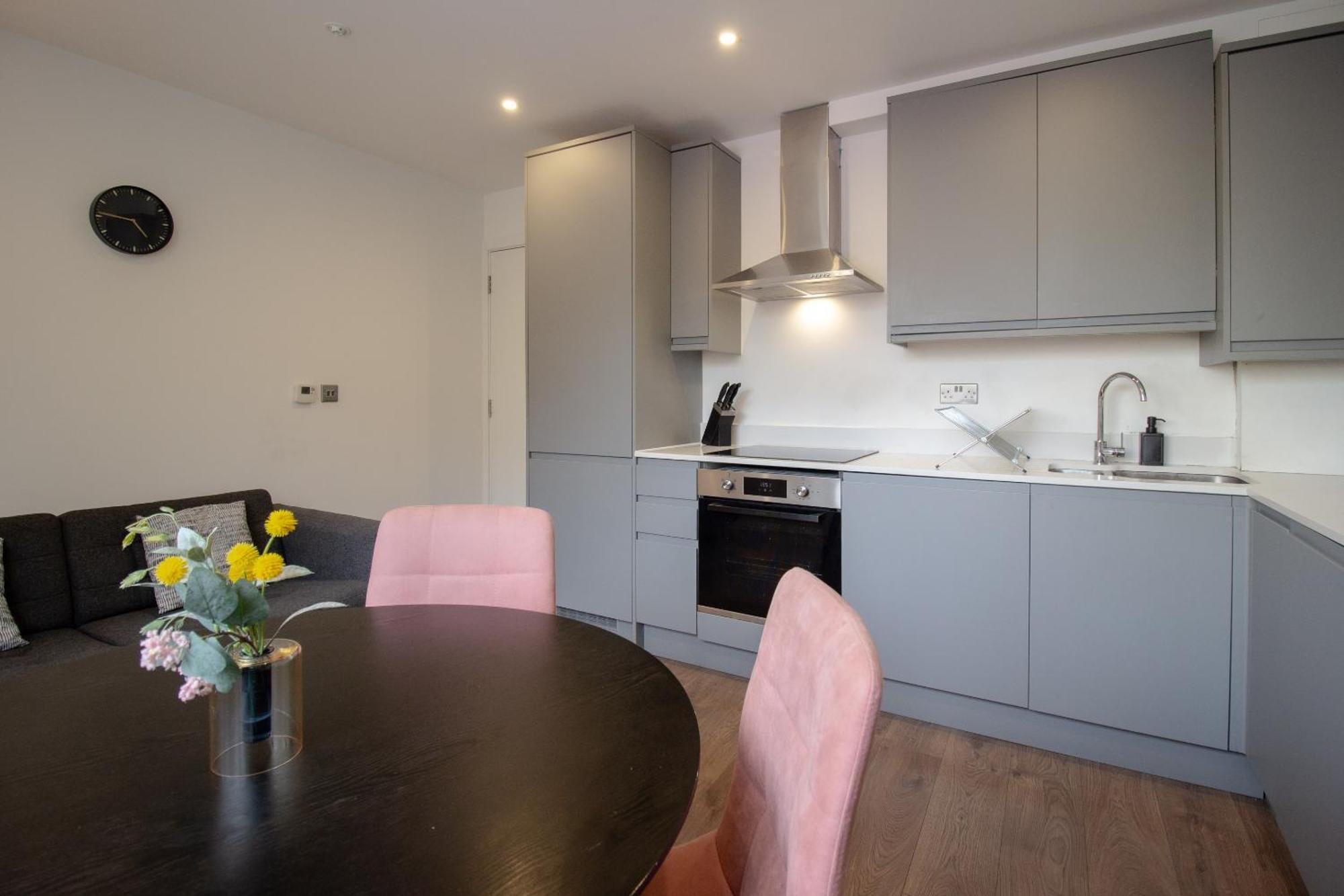 Modern 2 Bedroom @ Nine Elms Station B *
