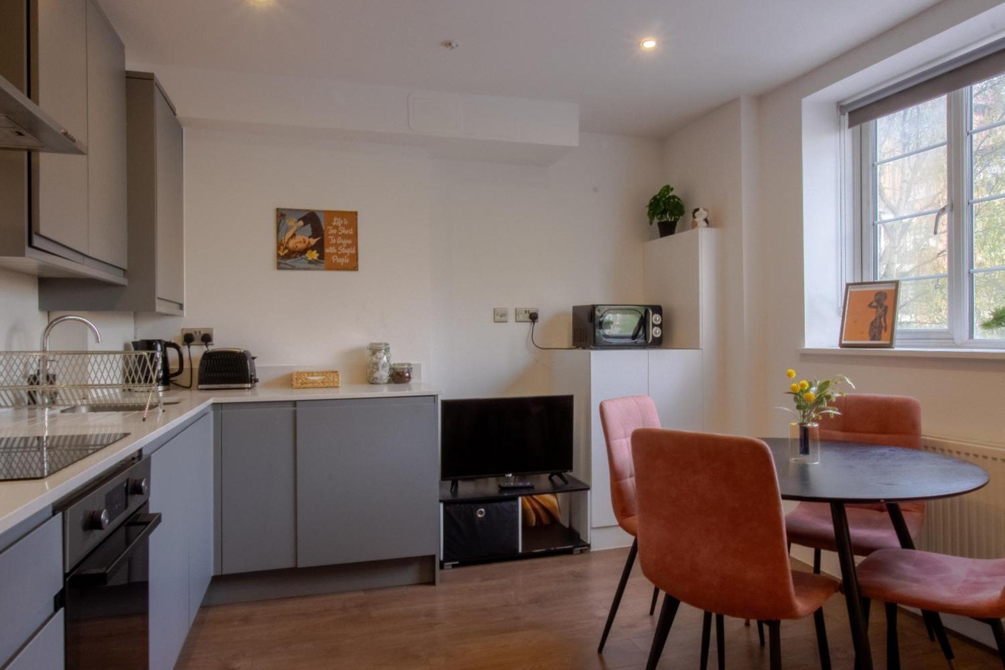Modern 2 Bedroom @ Nine Elms Station B London