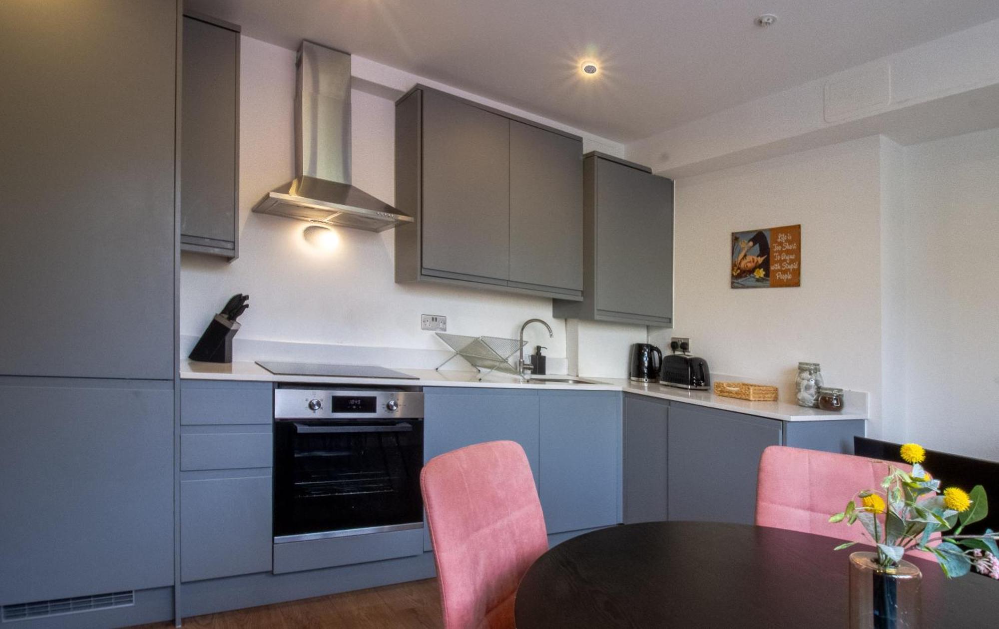 Apartment Modern 2 Bedroom @ Nine Elms Station B *